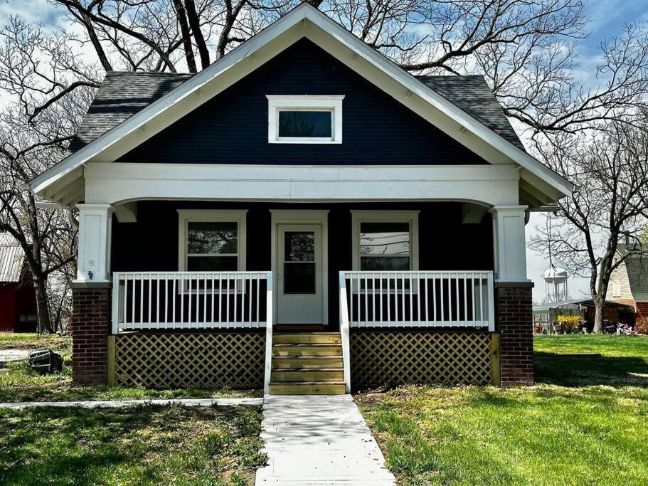 Mrs. Hughes Cottage - 2 Bedroom House W/ Parking Hamilton Exteriör bild