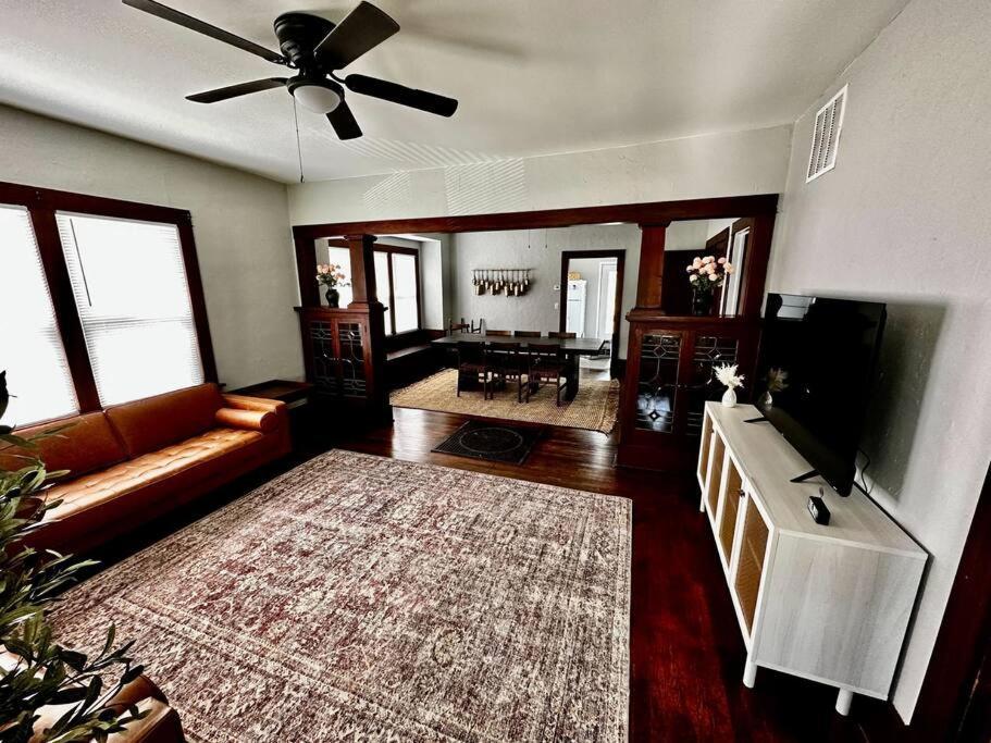 Mrs. Hughes Cottage - 2 Bedroom House W/ Parking Hamilton Exteriör bild