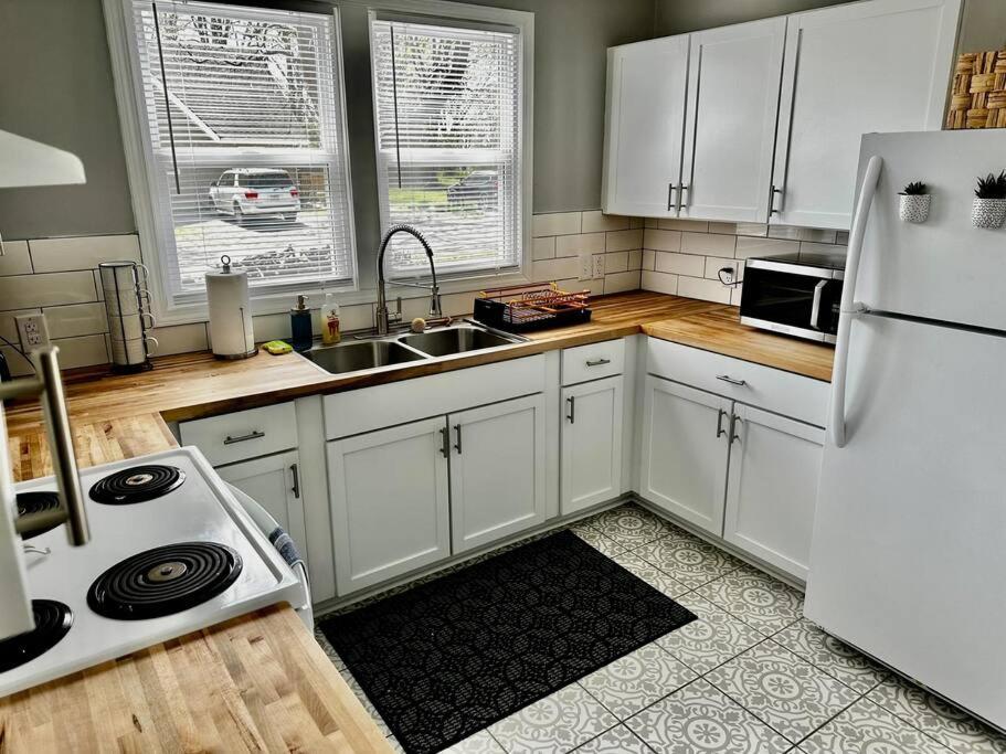 Mrs. Hughes Cottage - 2 Bedroom House W/ Parking Hamilton Exteriör bild