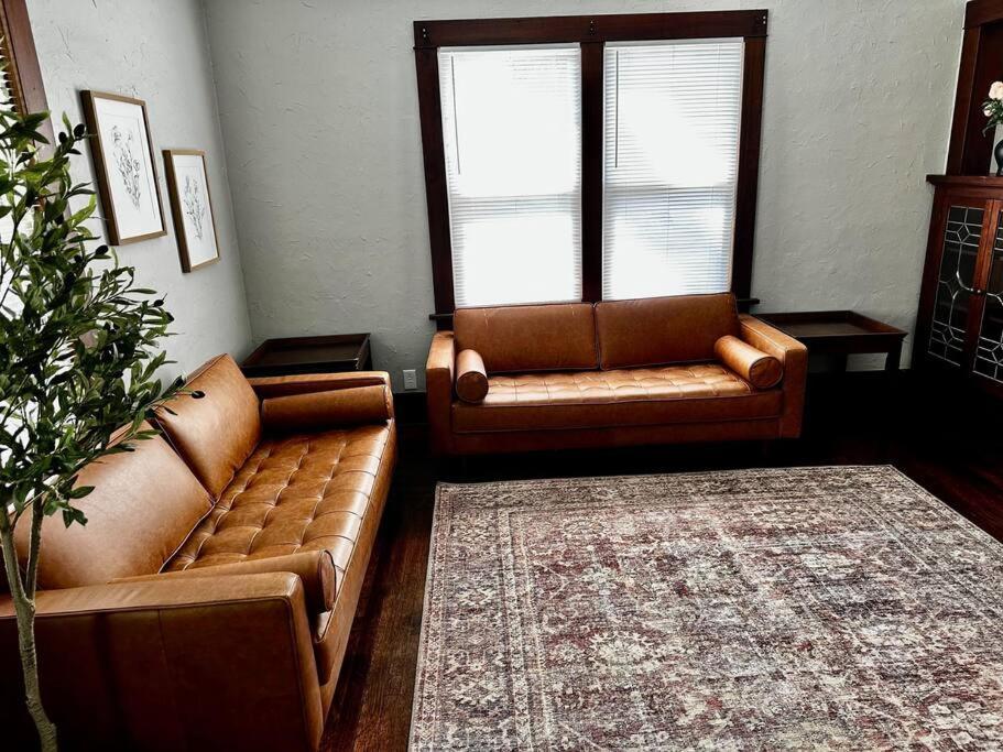 Mrs. Hughes Cottage - 2 Bedroom House W/ Parking Hamilton Exteriör bild