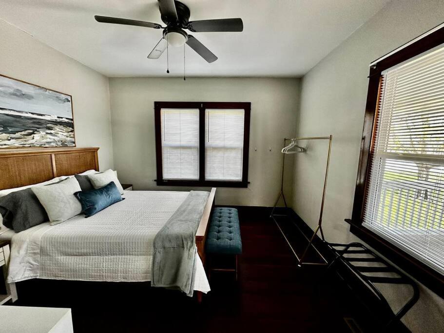 Mrs. Hughes Cottage - 2 Bedroom House W/ Parking Hamilton Exteriör bild