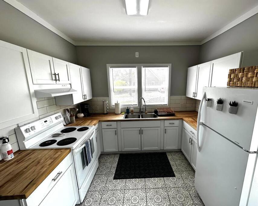 Mrs. Hughes Cottage - 2 Bedroom House W/ Parking Hamilton Exteriör bild